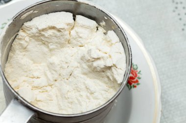 Masada elle süzgeçte un var. Evde yemek pişir. Kendimiz pişiririz..