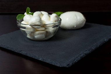 Yemek Geçmişi. Taş bir tahtanın üzerinde mozzarella peyniri. Eski arka planda. Bedava fotokopi. Üst Manzara. menü tasarımı kavramı