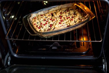 Ev yapımı meyveli turta. Kırmızı frenk üzümlü turta, bektaşi üzümü, siyah frenk üzümü ve fırında kısa hamur işi. Reklam afişi. Menü tasarımı.