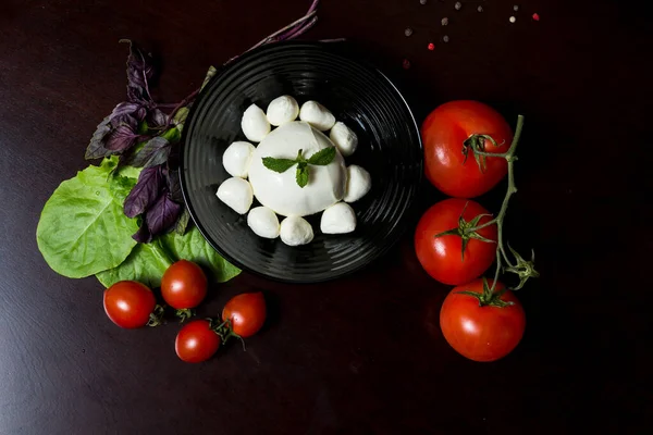 Voedselachtergrond Mozzarella Kaas Sla Basilicum Tomaten Koken Oude Achtergrond Gratis — Stockfoto