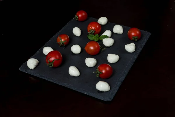 Voedselachtergrond Patroon Van Mini Bolletjes Mozzarella Kaas Kerstomaten Een Stenen — Stockfoto