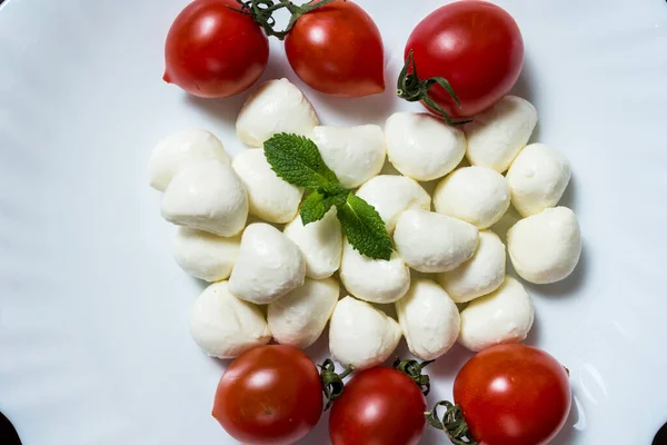 Mini Bolletjes Mozzarella Kaas Kerstomaten Een Wit Bord Menuontwerp Concept — Stockfoto