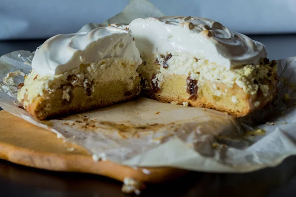 Kuchen Mit Quark Rosinen Und Sahne Aus Geschlagenen Eiern Und — Stockfoto