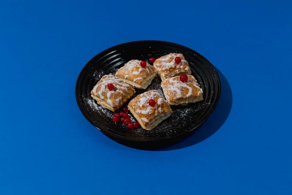 Französisches Gourmet Gebäck Mit Roten Johannisbeeren Auf Schwarzem Teller Vor — Stockfoto