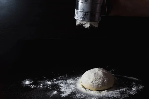 dondurucu hareket. Şef bir kase hamura un serpiyor. Pizza hamuru masada yatıyor. İtalyan pizzası pişirmek. İtalyan restoranı.