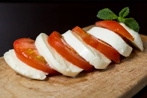 Voedselachtergrond Gesneden Mozzarella Kaas Gesneden Tomaat Een Houten Plaat Met — Stockfoto