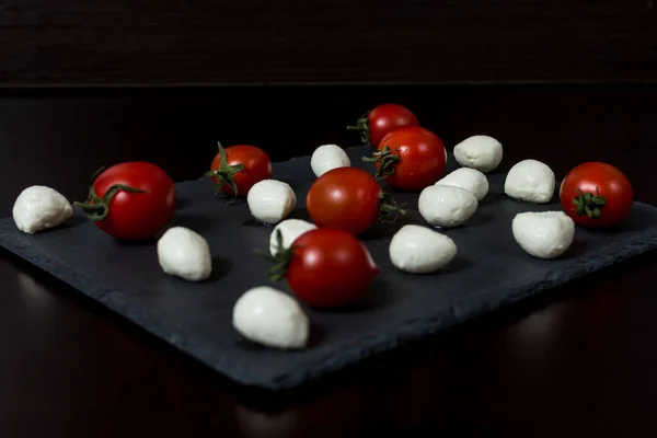 Yemek Geçmişi Küçük Mozzarella Peyniri Topları Taş Tabakta Kiraz Domatesleri — Stok fotoğraf