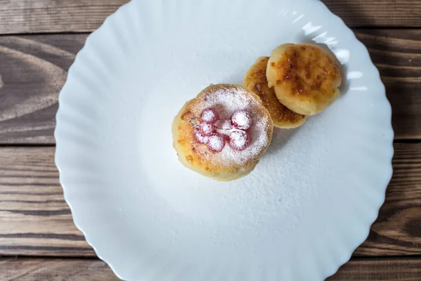 Quark Pfannkuchen Oder Sirniki Mit Roten Johannisbeeren Puderzucker Gesundes Und — Stockfoto