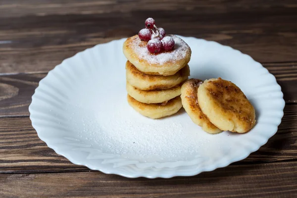 Quark Pfannkuchen Oder Sirniki Mit Roten Johannisbeeren Puderzucker Gesundes Und — Stockfoto