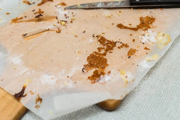 上ビュー ケーキパン粉と空と汚れたベーキングペーパー テーブルの上にパイを作って汚れたアクセサリー — ストック写真