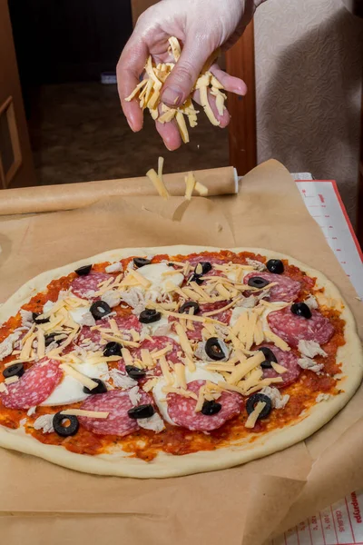 Šéfkuchař Syrovou Pizzu Posype Strouhaným Sýrem Dělám Pizzu Syrové Těsto — Stock fotografie