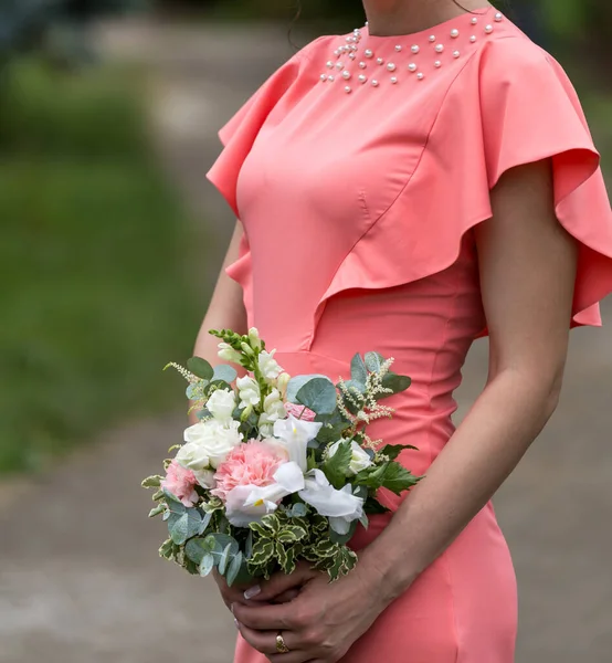 Hermosa Chica Obstinada Vestido Rosa Con Ramo Dama Honor Césped — Foto de Stock