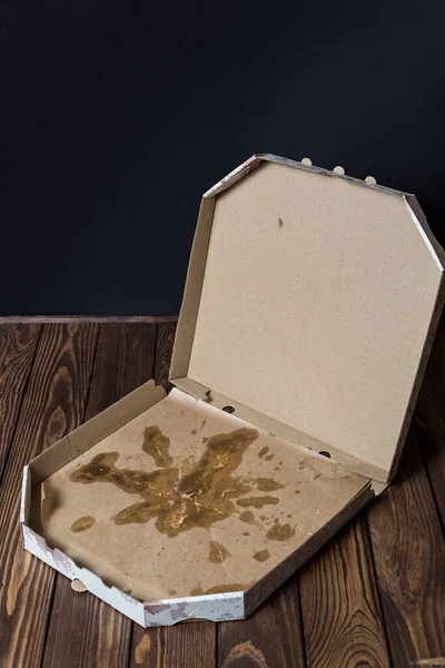 Ανοίξτε Άδειο Χάρτινο Κουτί Πίτσας Μετά Γεύμα Βρώμικα Πιάτα — Φωτογραφία Αρχείου