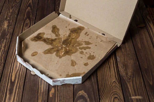 Boş karton pizza kutusunu aç. Yemekten sonra. Kirli bulaşıklar.