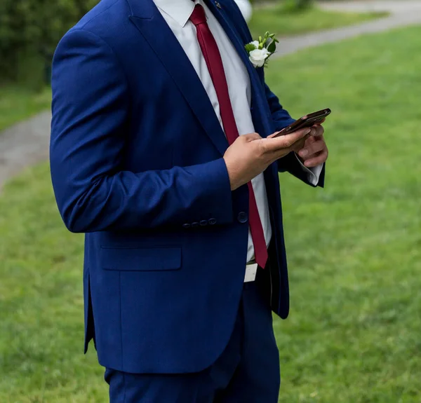 Novio Usa Teléfono Tipo Traje Azul Con Teléfono —  Fotos de Stock