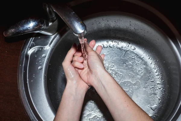 手を洗うために 人々のための衛生 水の下に石鹸を持つ女性の手 個人衛生の概念 — ストック写真