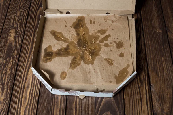 Boş karton pizza kutusunu aç. Yemekten sonra. Kirli bulaşıklar.