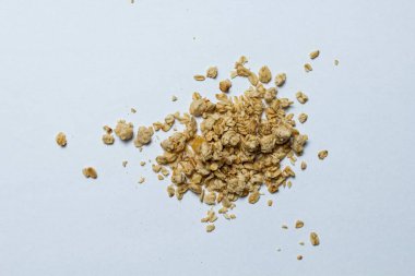 Beyaz arka planda granola. Sağlıklı yemek. diyet ve yaşam tarzı.