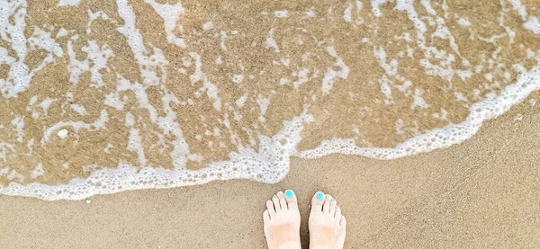 Γυναικεία Πόδια Μπλε Ροζ Νύχια Ποδιών Φυσική Άμμο Παραλίας — Φωτογραφία Αρχείου