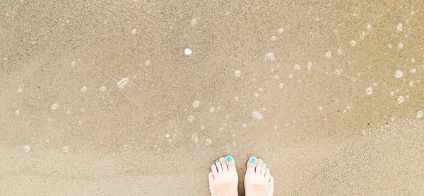 Женские Ноги Голубыми Розовыми Ногтями Песке Пляже — стоковое фото