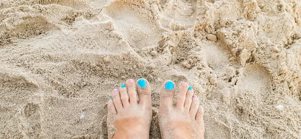 Vrouw Voeten Met Blauwe Roze Teennagels Natuurlijke Strand Zand — Stockfoto