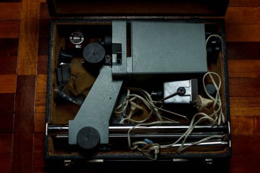 Kendi çantasında paketlenmiş bir fotoğraf büyüteci. Kağıt üzerinde fotoğraf basmak için ekipman. 20. yüzyılın ortalarında çekilecek fotoğraflar için ayarlandı..