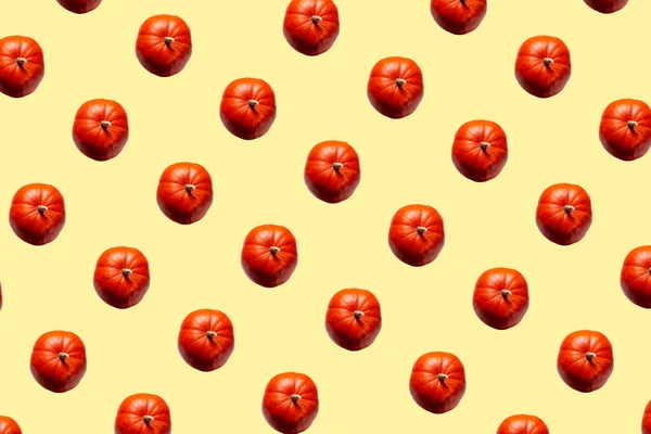 Sarı arka planda balkabağı deseni. Hediye ambalaj kağıdı, web sayfası geçmişi, reklam afişi. Cadılar Bayramı