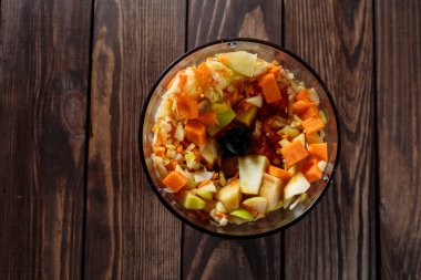 Bebek için blender içinde havuç püresi yapıyorum. Blender kasesinde doğranmış elma ve havuç..