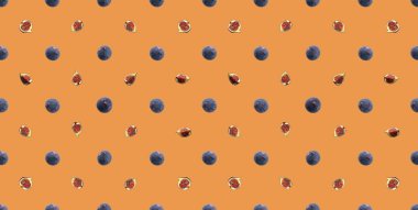 Teracotta arka planında taze incir deseni, üst manzara, düz yatak. reklam afişi, web sayfası arka planı, ambalaj kağıdı konsepti.