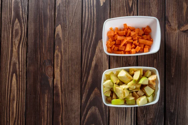 Maak Wortelappelmoes Twee Witte Schalen Met Gehakte Groenten Fruit Tafel — Stockfoto