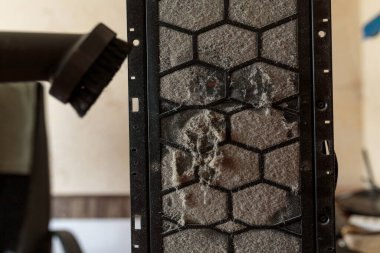 Bilgisayarı tozdan temizlemek. Kurşun filtresi tamamen tozla kaplanmış. Bilgisayarı elektrikli süpürgeyle temizlemek. Ofisin hijyeni. Evi temizliyorum..