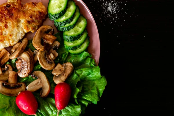 Biefstuk Met Champignons Komkommers Sla Radijs Rode Radijs Volle Sla — Stockfoto