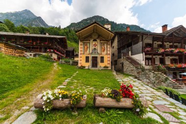 Pedemonte, Alagna Valsesia, Piedmont, İtalya 'da tipik Walser tarzı evler