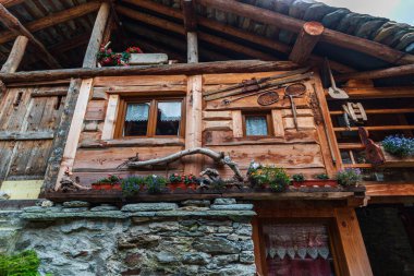 Pedemonte, Alagna Valsesia, Piedmont, İtalya 'da tipik Walser tarzı evler