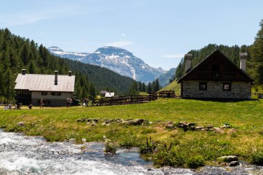 Alpe Devero, Lepontine Alps, Ossola, Piedmont, İtalya 'daki Crampiolo dağ köyü.