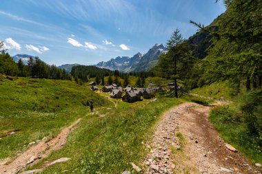 Alpe Devero, Lepontine Alps, Ossola, Piedmont, İtalya 'daki Crampiolo dağ köyü.