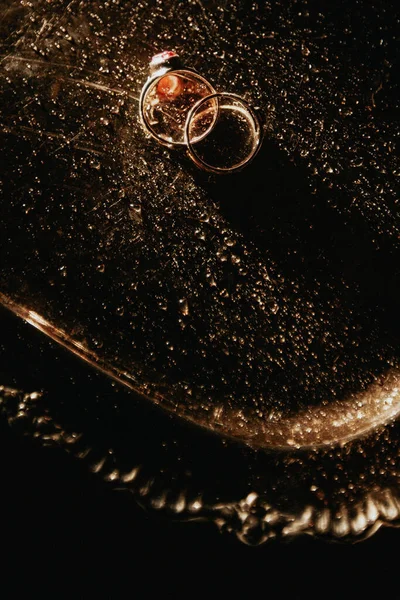 Zwei Ringe Liegen Auf Einem Metalltablett Mit Kleinen Wassertropfen Auch — Stockfoto