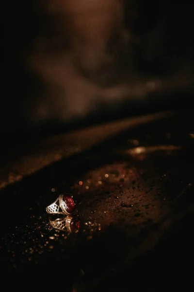 Ein Ring Mit Einem Rosa Stein Liegt Auf Einem Metalltablett — Stockfoto