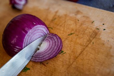 Kesme tahtasında doğranmış kırmızı soğan.