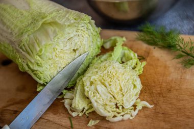 Doğranmış bir tahtanın üzerinde doğranmış Çin lahanası