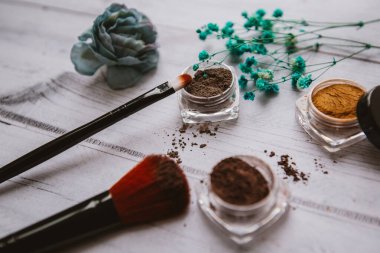 farklı renklerde gevşek göz farı