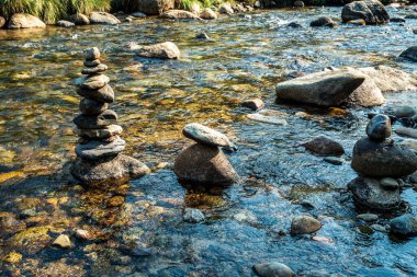 Dengeli Zen kaya sanatı yüksek taş yığını sıcak pınarlardaki dağ deresinin akan suyunda