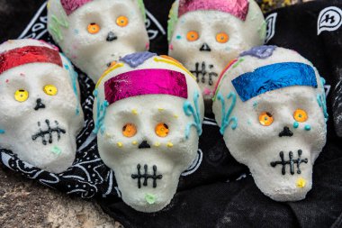 Ölü bayram kutlaması için Meksika Günü için süslü şeker kafatasları.