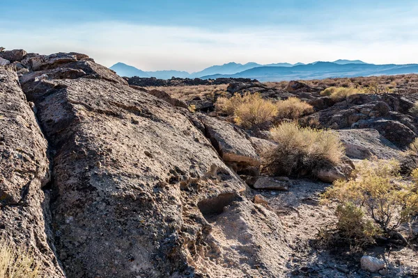 Formaciones Rocosas Paisaje Desértico Con Lejanas Montañas Sierra Nevada California — Foto de Stock