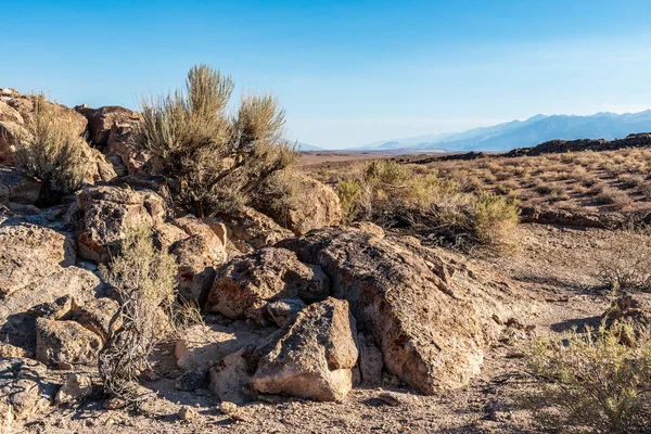 Felsformationen Wüstenlandschaft Mit Den Bergen Der Sierra Nevada Kalifornien — Stockfoto