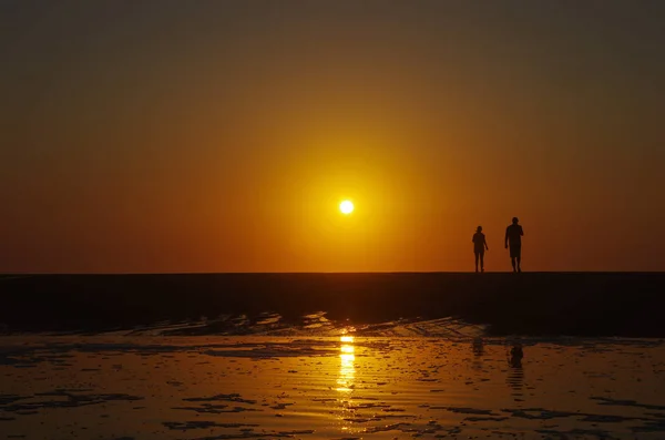 Σιλουέτα Του Ένα Ζευγάρι Περπάτημα Στην Παραλία Ηλιοβασίλεμα Στο Παρασκήνιο — Φωτογραφία Αρχείου
