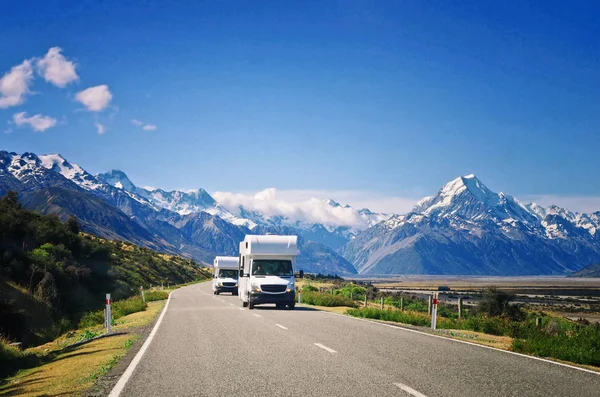 İki karavan otomobil yolda Yeni Zelanda beyaz. Kavram seyahat. Camper vans. 