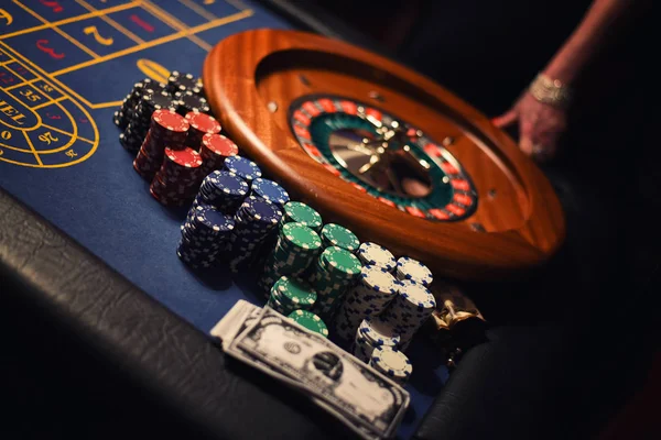 关闭五颜六色的芯片和轮盘赌轮盘赌赌场 在赌场玩 — 图库照片