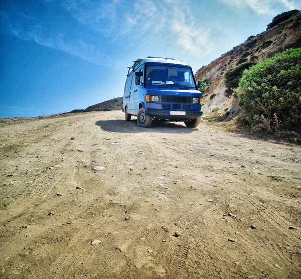 Vista Caravana Azul Pasando Por Empinado Camino Rocoso — Foto de Stock