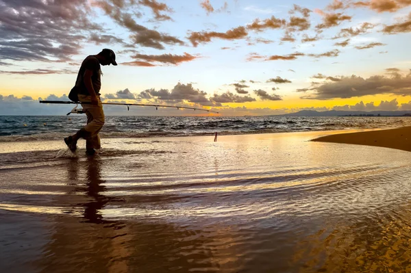 Pescador Está Andando Longo Água Nascer Sol — Fotografia de Stock